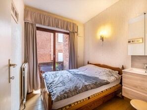 3 bedrooms, iron/ironing board, Internet