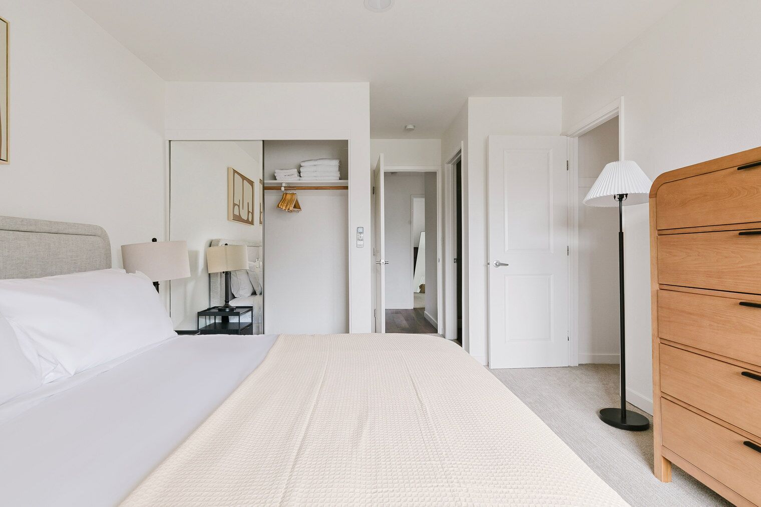 Tabla de planchar con plancha, wifi y ropa de cama 