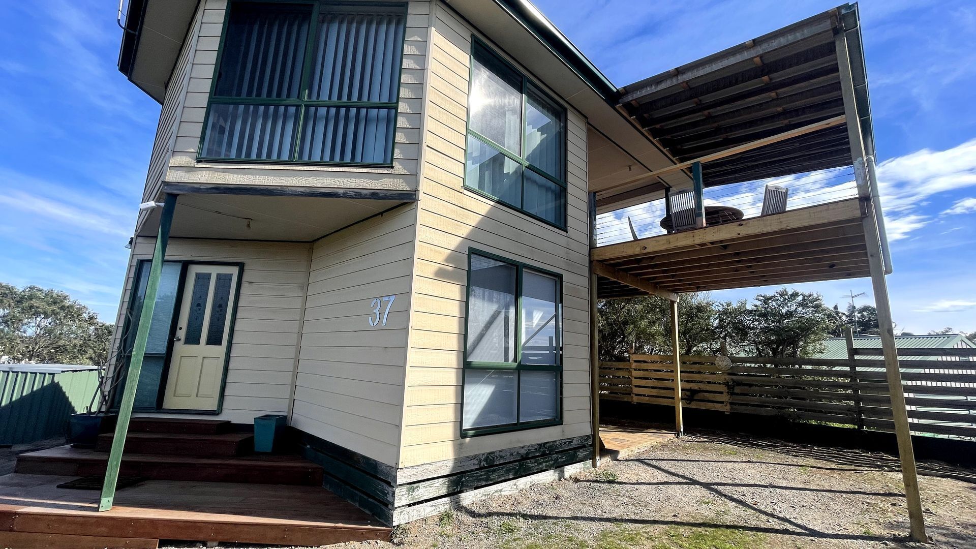 المنشأة من الخارج