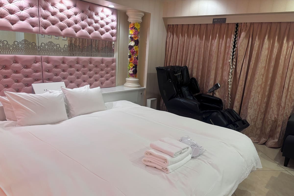 King Room (Brush Garden) Non Smoking | Free WiFi, bed sheets