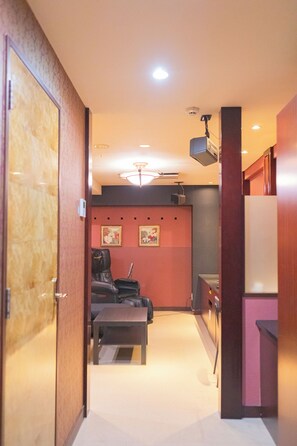 Zimmer, 1 King-Bett, Nichtraucher (Crimson Opera) | Kostenloses WLAN, Bettwäsche