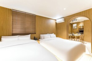 고급 침구, 메모리폼 침대, 책상, 노트북 작업 공간