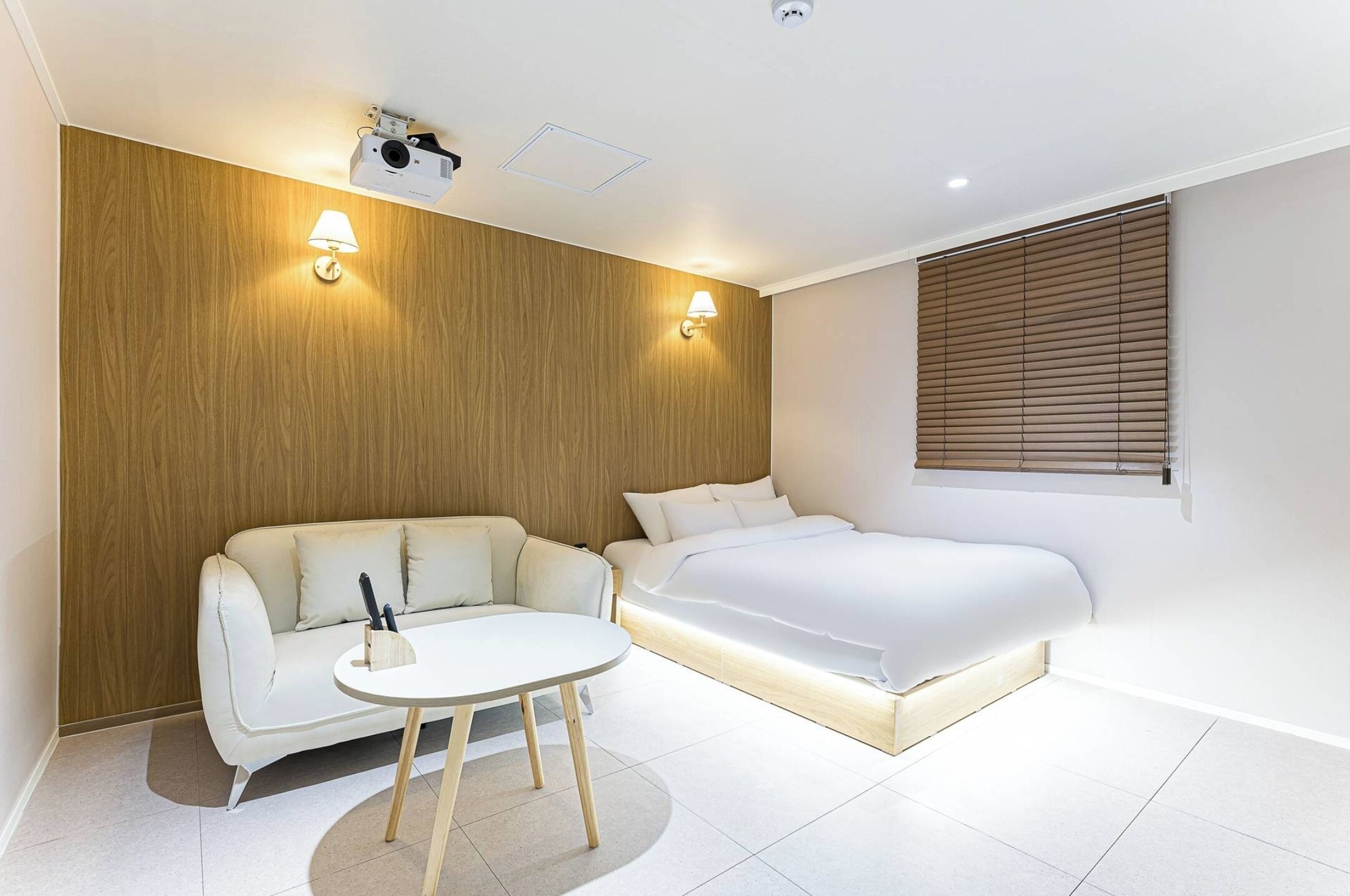 高級寝具、低反発ベッド、デスク、ノートパソコン用作業スペース