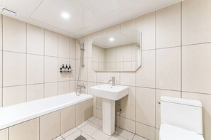 Hair dryer, towels, shampoo, toilet paper - EsanghanHotel Incheon Chinatown  (Incheon)