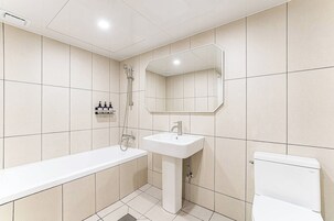 Hair dryer, towels, shampoo, toilet paper