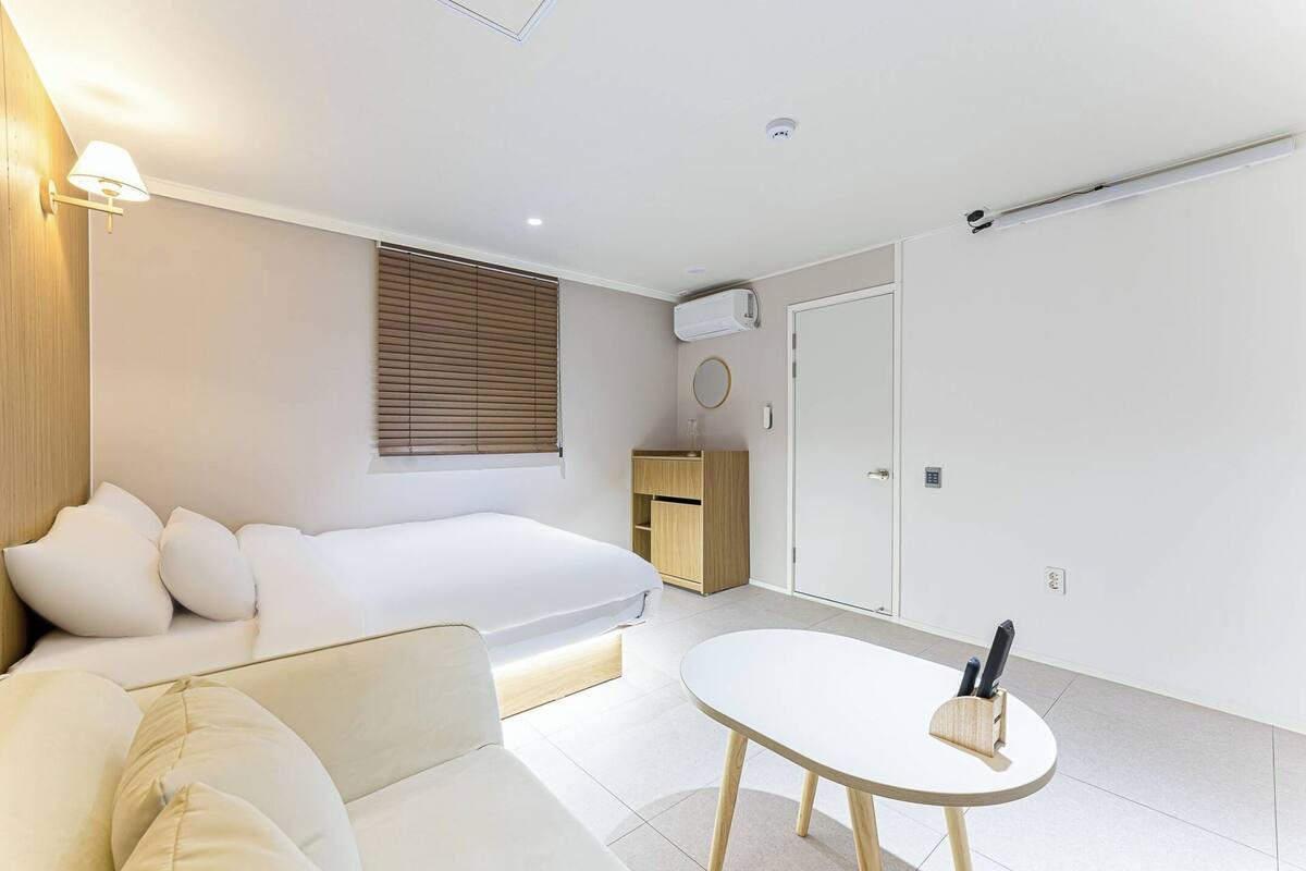 Room, 1 Double Bed, Non Smoking | Premium bedding, memory foam beds, desk, laptop workspace