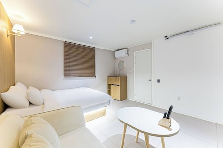 Room, 1 Katil Kelamin (Double), Non Smoking | Peralatan tempat tidur premium, busa memori, meja