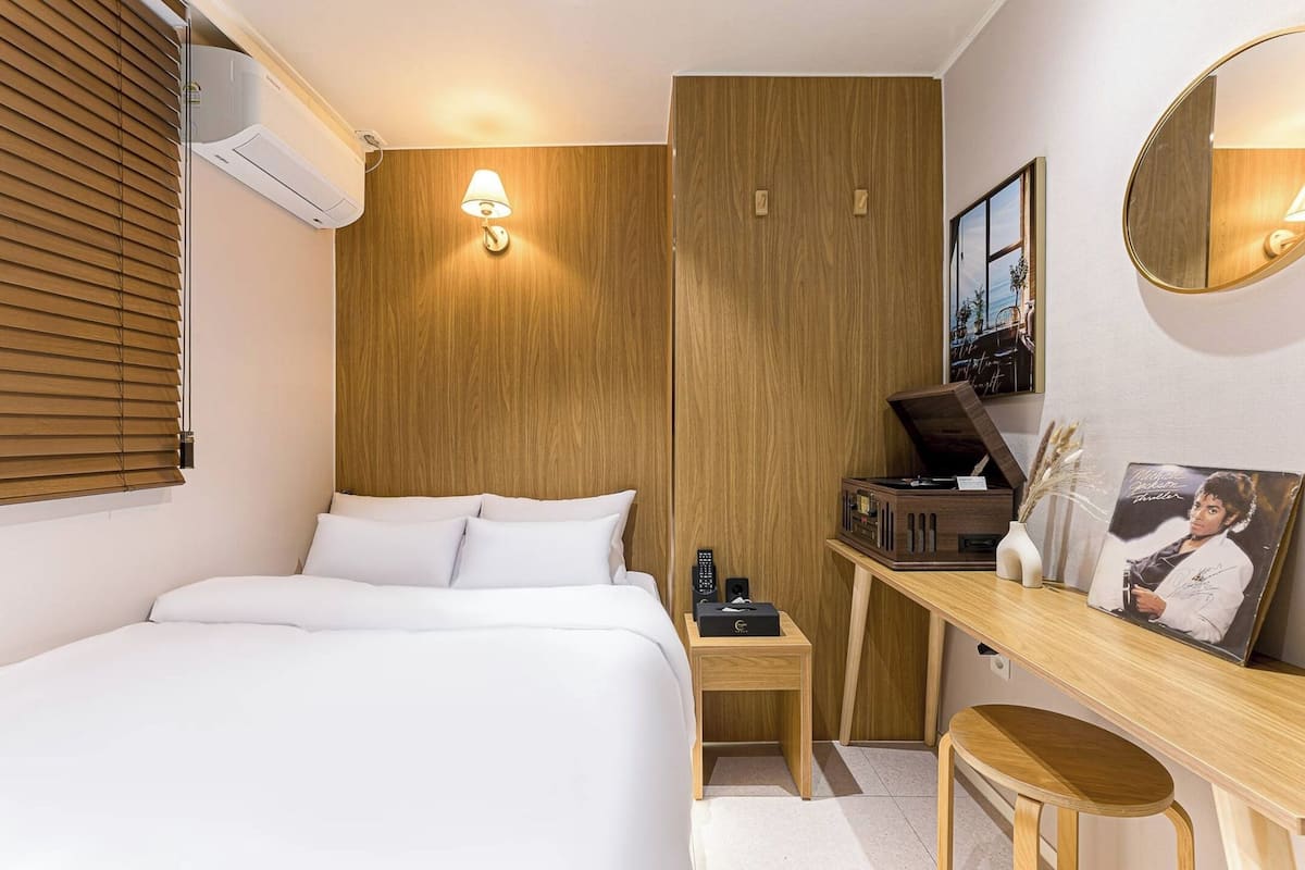 أغطية فراش متميزة وأسرّة بإسفنج يتكيف مع شكل الجسم ومكتب