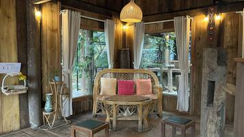 Classic Chalet, 2 Bedrooms, Garden View, Mountainside | Living area