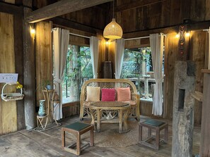 クラシック シャレー 2 ベッドルーム ガーデンビュー マウンテンサイド | リビング エリア