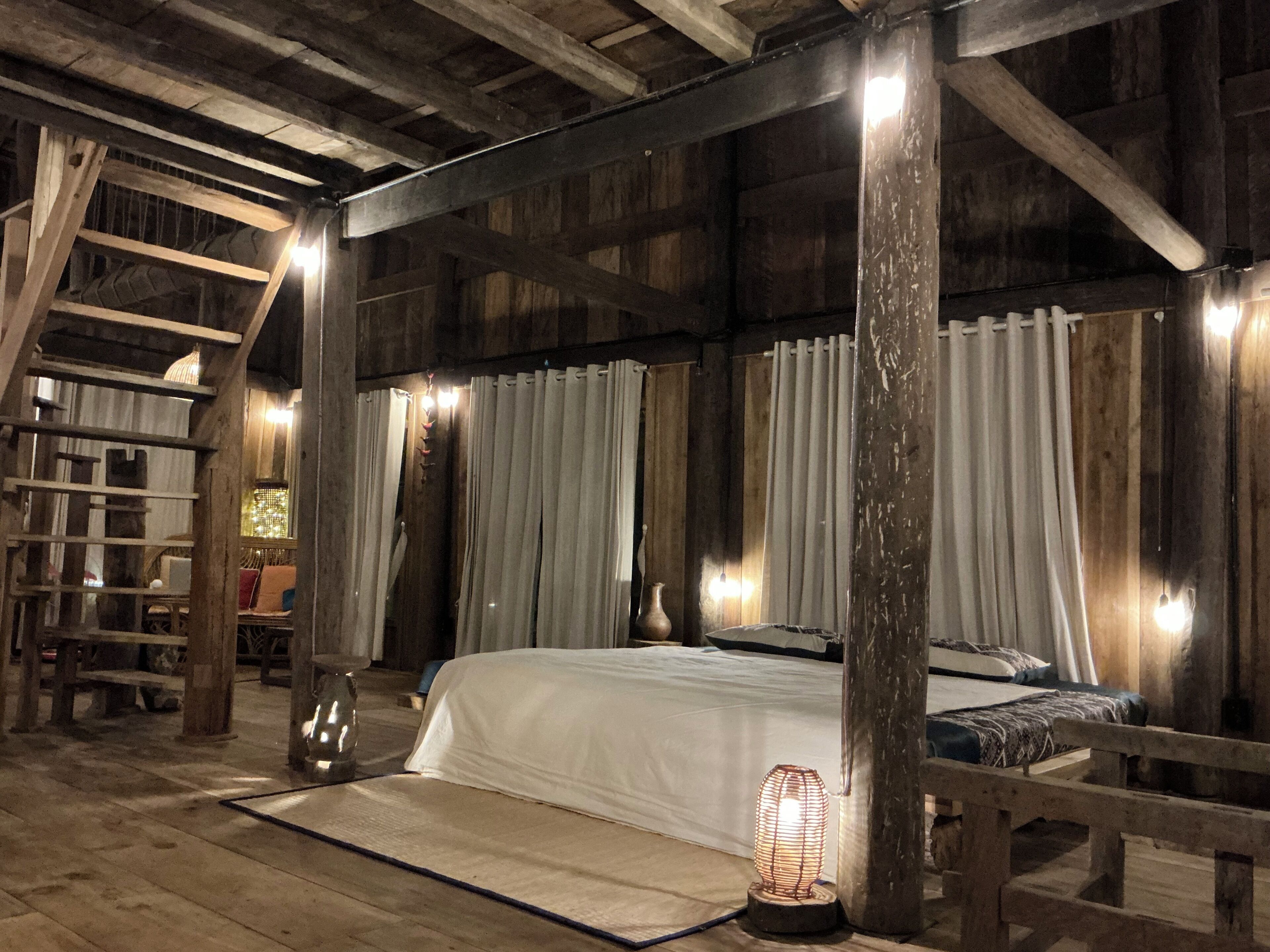 Nhà gỗ phong cách cổ điển, 2 phòng ngủ, quang cảnh vườn, cạnh núi | Trang trí khác biệt, trang bị nội thất với thiết kế riêng biệt, bàn 