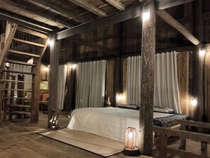 Stuga Classic - 2 sovrum - utsikt mot trädgården - intill bergen | Individuell inredning, unika möbler, skrivbord och arbetsyta för laptop