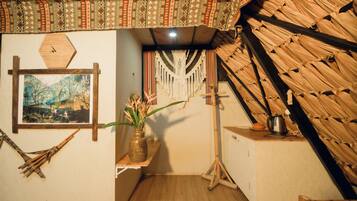 Comfort Bungalow | Private kitchenette | Mini-fridge, griddle, cookware/dishes/utensils