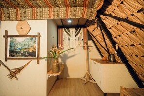 Bungalow Confort | Cocina básica privada | Frigorífico pequeño, plancha y utensilios de cocina