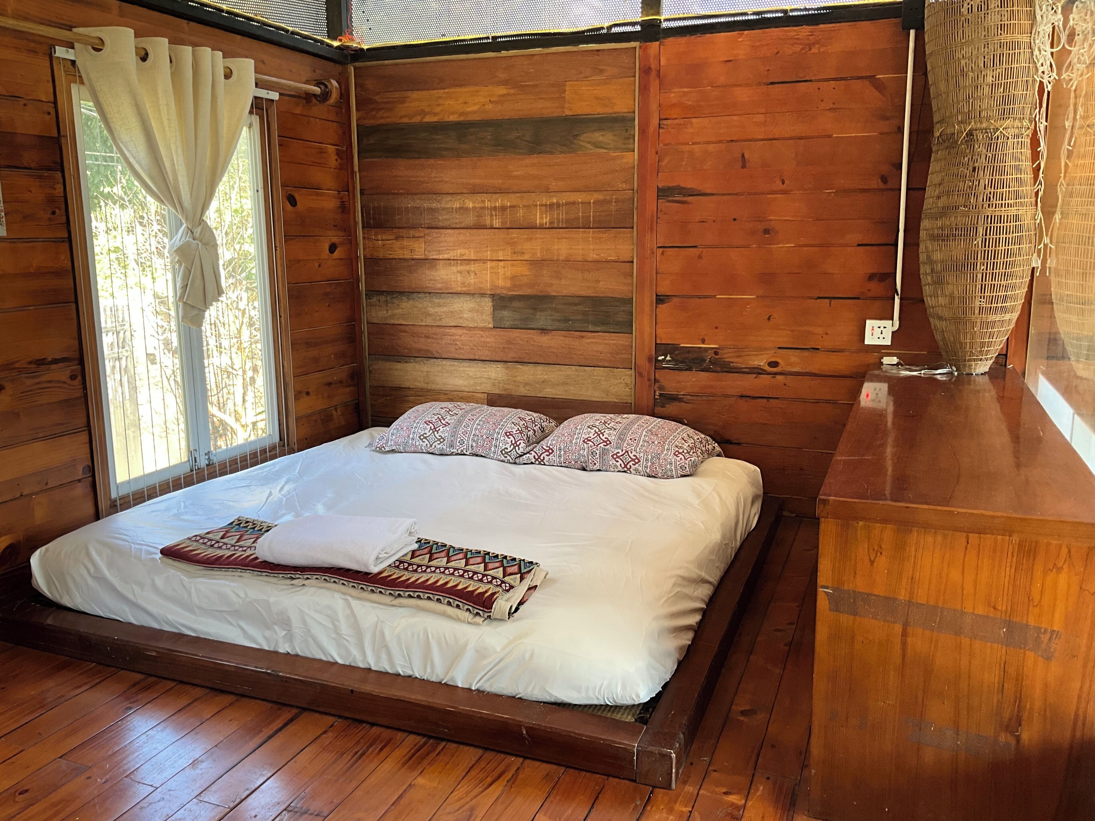 Casa rodante de diseñador | Decoración personalizada, muebles diferentes y escritorio 