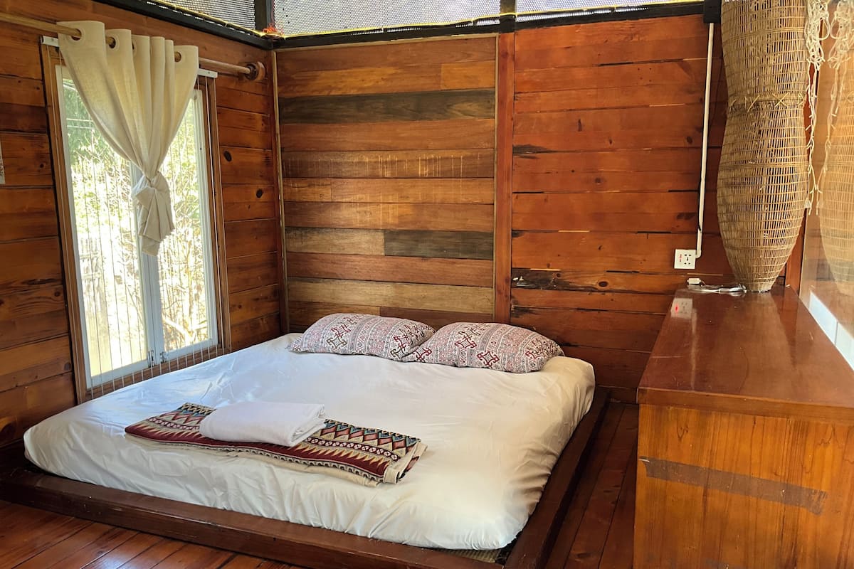 Cortinas blackout, wifi gratis y ropa de cama