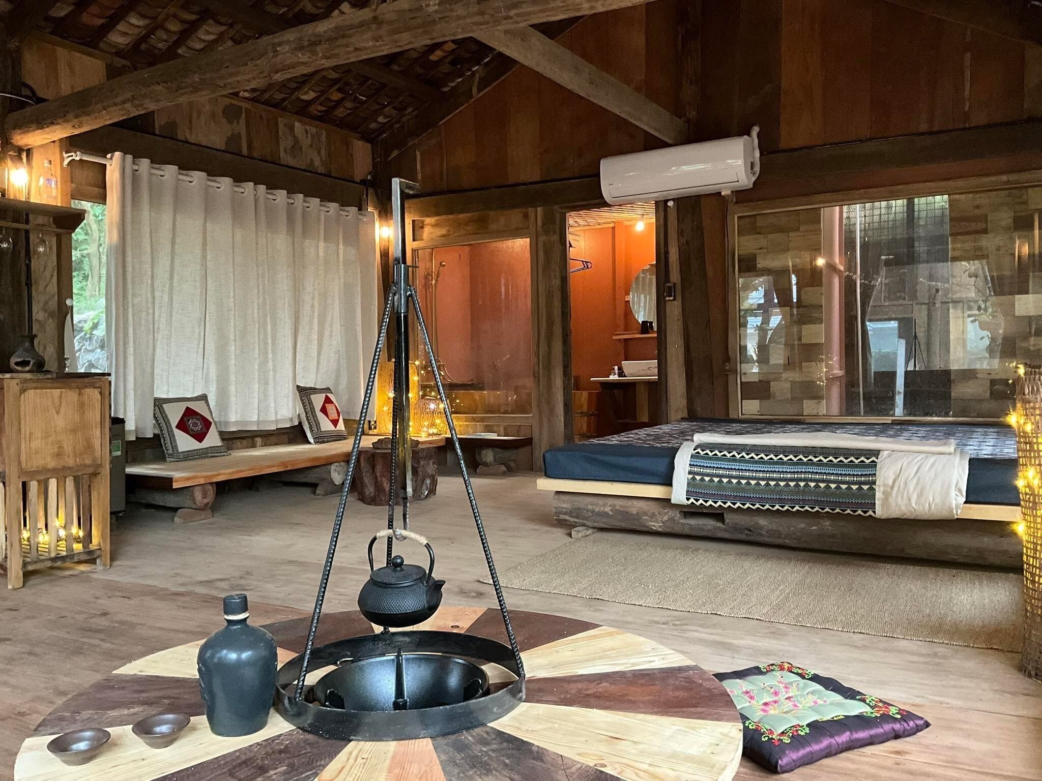 Suite estudio de diseñador, 1 habitación, vista al jardín, en el área del jardín | Decoración personalizada, muebles diferentes y escritorio 