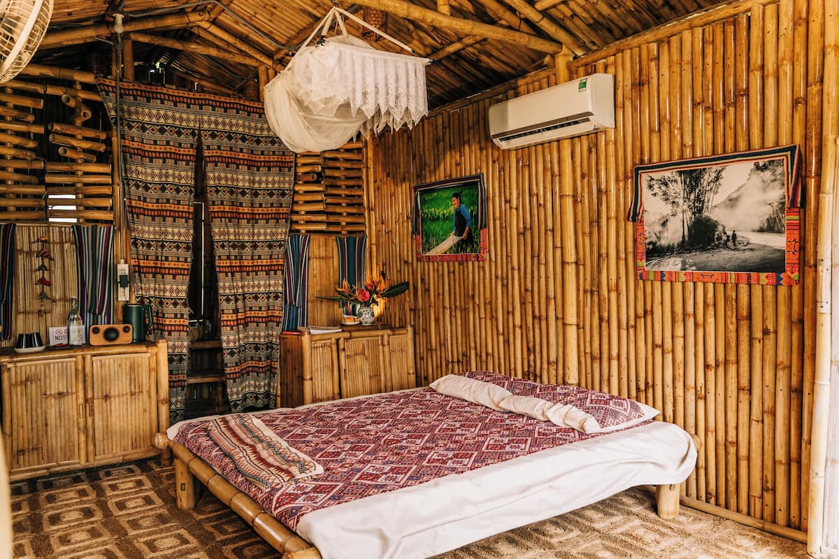 Cortinas blackout, wifi gratis y ropa de cama