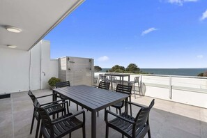 Outdoor dining - The Lookout Retreat - Woorim (City of Moreton Bay)