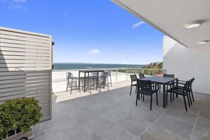 Outdoor dining - The Lookout Retreat - Woorim (City of Moreton Bay)