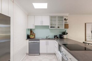 ثلاجة، ميكروويف، فرن، موقد طهي مسطح