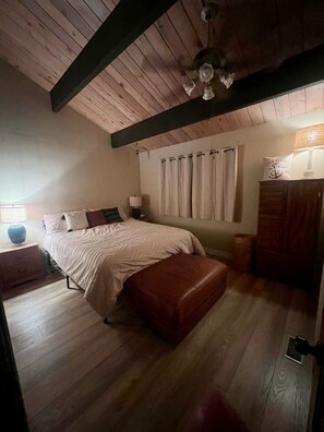 4 soverom, strykejern/-brett, internettilgang og sengetøy