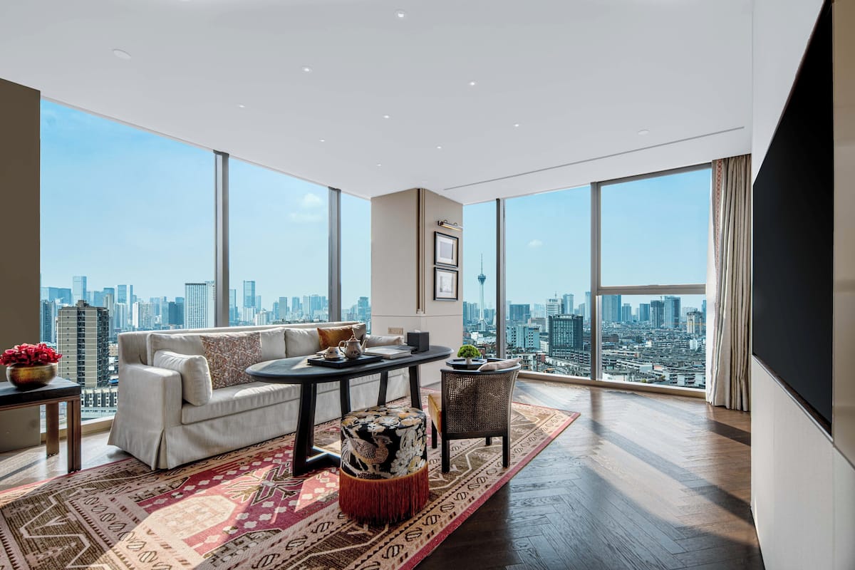 Executive Suite King | Premium bedding, pillowtop beds, minibar (free items), in-room safe