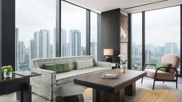 Executive Suite King | Premium bedding, pillowtop beds, free minibar, in-room safe