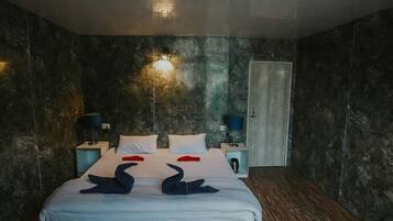 Luxury Cabin, Patio, Mountain View | Living area