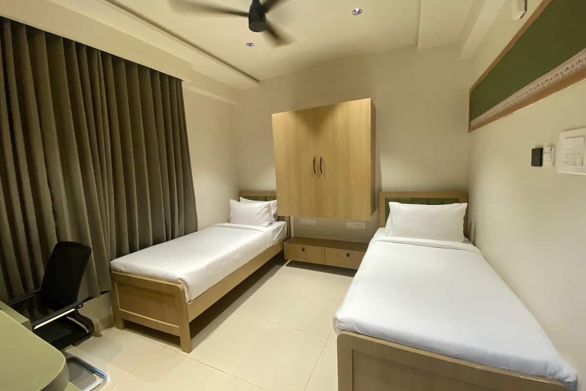 مساحة عمل للكمبيوتر المحمول ومكواة/لوح كي وواي فاي مجانًا