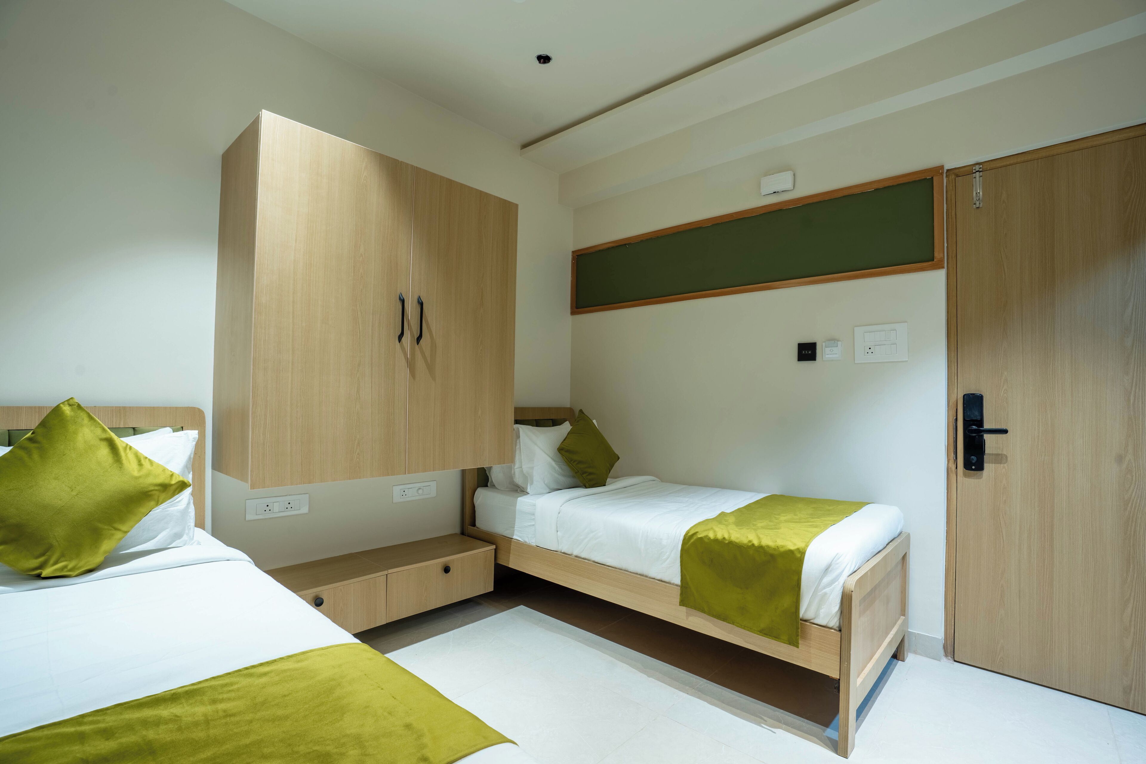 Chambre Supérieure avec lits jumeaux | Espace de travail pour ordinateur portable, fer et planche à repasser