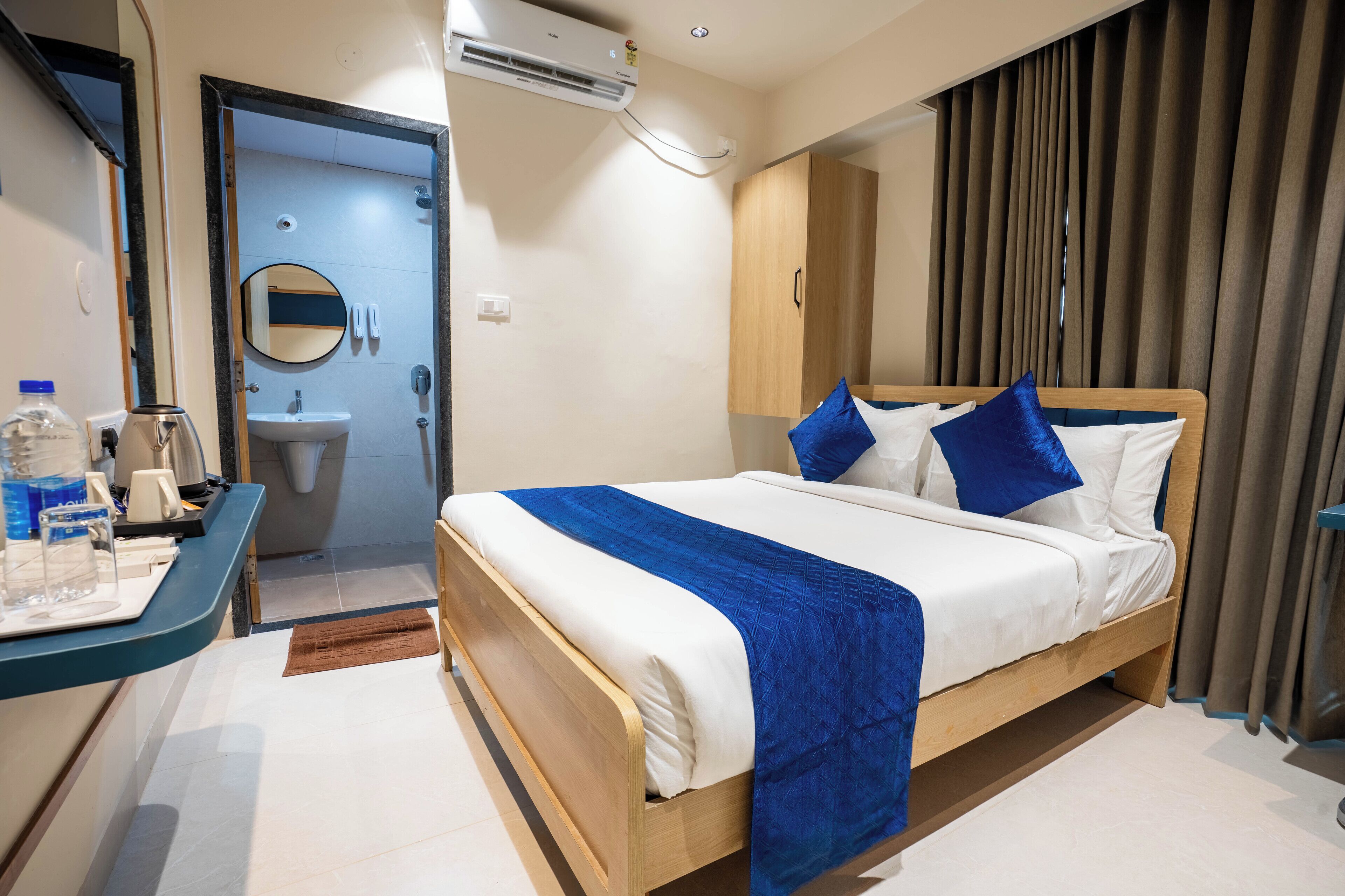 Chambre Double Supérieure | Espace de travail pour ordinateur portable, fer et planche à repasser