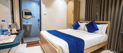 Laptop workspace, iron/ironing board, free WiFi