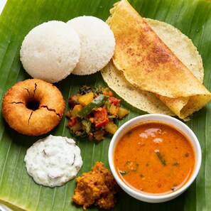 بوفيه فطور مجانًا يوميًا