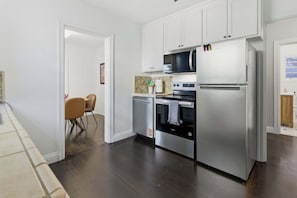 Fridge, microwave, oven, stovetop - Coastal Charm (santa cruz)