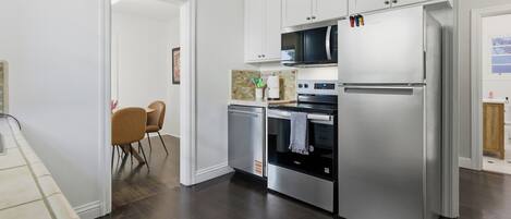 Een koelkast, een magnetron, een oven, een kookplaat