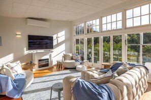 TV, fireplace - Sand & Soul by Waiheke Pure (Waiheke Island)