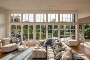 TV, fireplace - Sand & Soul by Waiheke Pure (Waiheke Island)