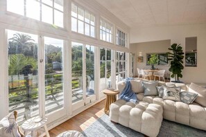 TV, fireplace - Sand & Soul by Waiheke Pure (Waiheke Island)