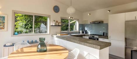 Een koelkast, een microgolfoven, een oven, een kookplaat