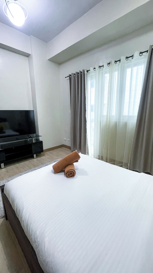 Shared Dormitory, 1 Bedroom, Balcony, Pool View | Room amenity