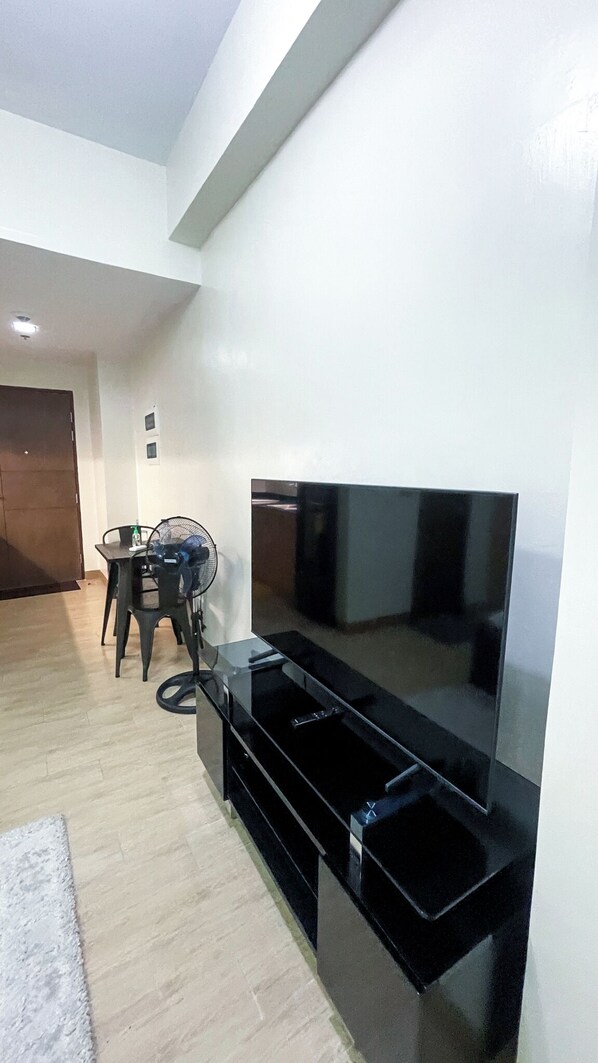 Shared Dormitory, 1 Bedroom, Balcony, Pool View | Room amenity