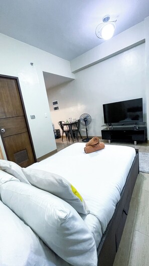 مكان نوم مشترك - غرفة نوم واحدة - بشرفة - بمنظر للمسبح | وسيلة راحة في الغرفة