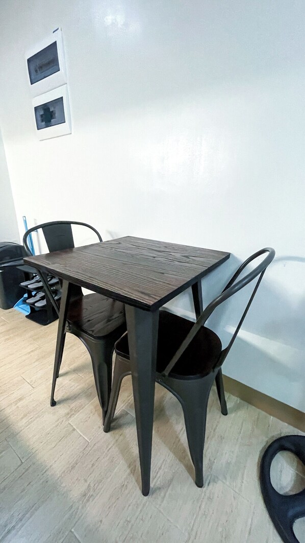 مكان نوم مشترك - غرفة نوم واحدة - بشرفة - بمنظر للمسبح | تناول الطعام