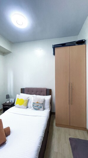Shared Dormitory, 1 Bedroom, Balcony, Pool View - Room-modern Haven for Work & Leisure (Iloilo)