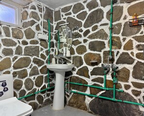 Comfort Shared Dormitory | Bathroom | Shower, rainfall showerhead, free toiletries, hair dryer