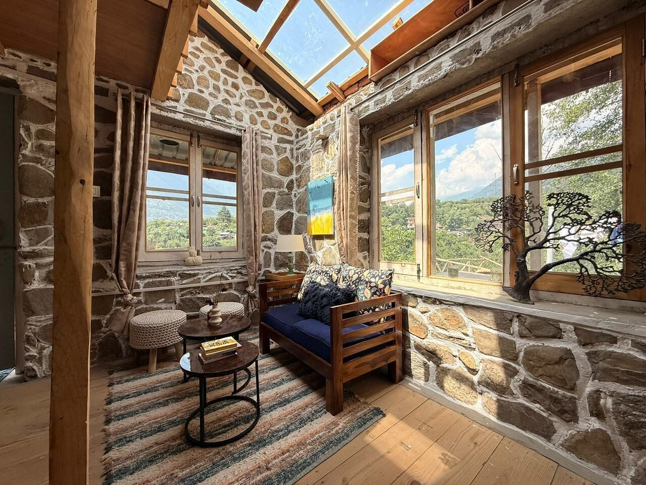 Deluxe kamer, uitzicht op bergen | Woonruimte | Een 32-inch flatscreentelevisie met kabelzenders