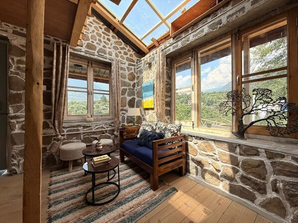 Deluxe Room, Mountain View | Living area | 32-inch flat-screen TV with cable channels