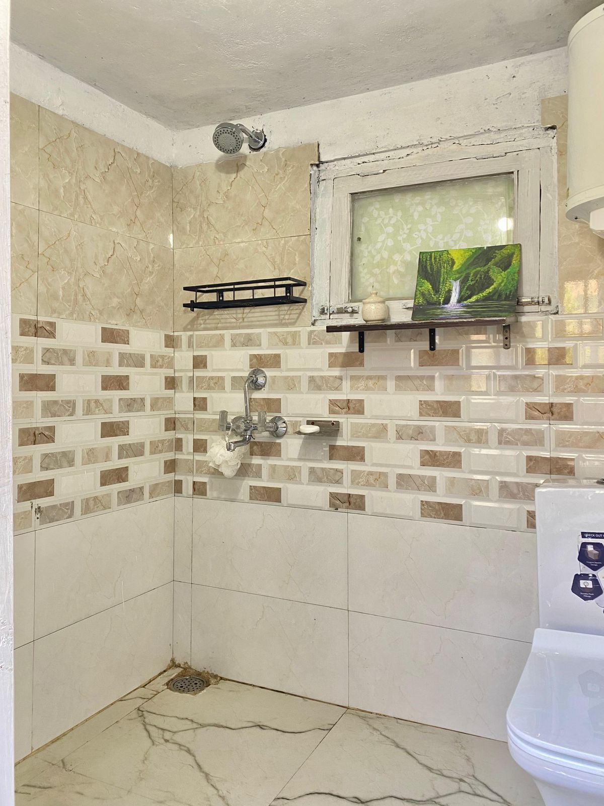 Comfort Shared Dormitory | Bathroom | Shower, rainfall showerhead, free toiletries, hair dryer