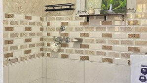 A bathroom with a shower, a toilet, and a sink. - KALA STUDIO AND STAY (Kullu)